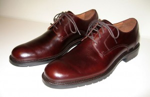 1024px-Mens_brown_derby_leather_shoes